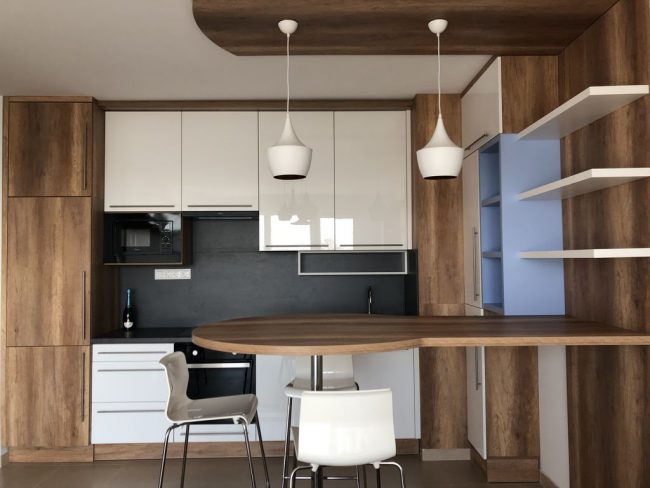 Modern konyhabútor magasfényű ajtófronttal.1